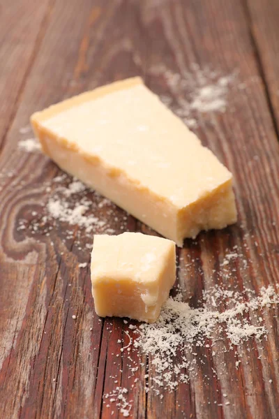 Parmesan Auf Holz Hintergrund — Stockfoto