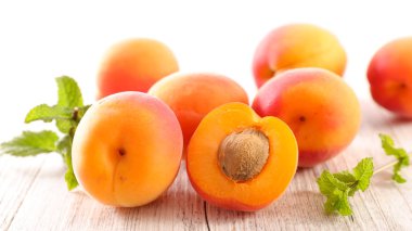 taze kayısı ve yaprak