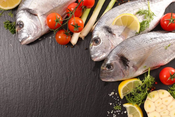 Fisk Och Ingrediens — Stockfoto