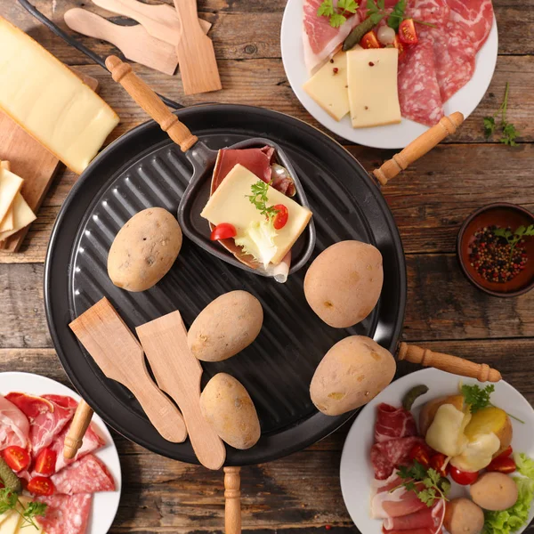 Blick Von Oben Auf Käse Kartoffeln Und Salami Der Pfanne — Stockfoto