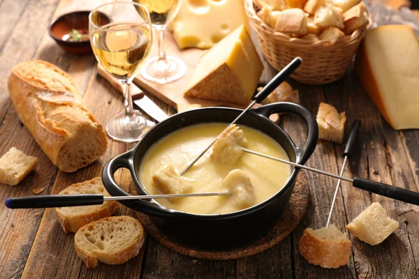 Fondue Queijo Pão Mesa Madeira Rústica — Fotografia de Stock