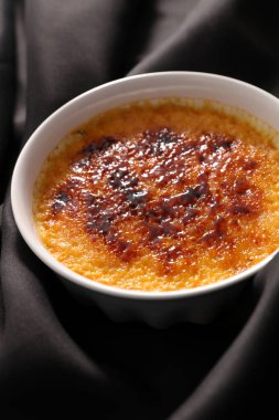 yanmış top ile karamel flan yakın atış