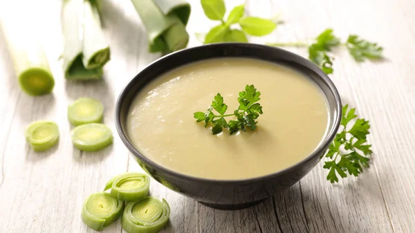 Kom Prei Soep Geserveerd Houten Tafel Met Groenen — Stockfoto