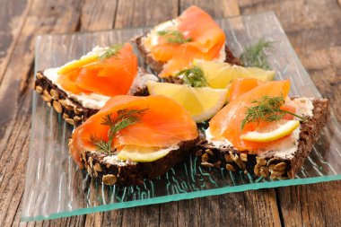 ekmek kanepe cam levha somon ve limon dilimleri ile