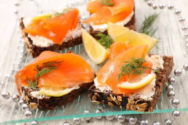 ekmek kanepe cam levha somon ve limon dilimleri ile