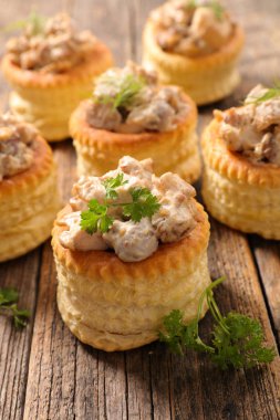 vol au vent krem ve ahşap yüzeyde mantar ile