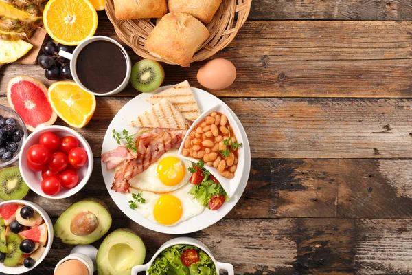 Vista Superior Porción Desayuno Inglés Con Fruta Ensalada Taza Café — Foto de Stock