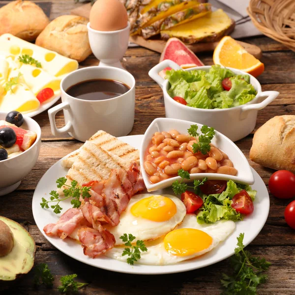 英语早餐部分与咖啡杯和沙拉在桌上 — 图库照片