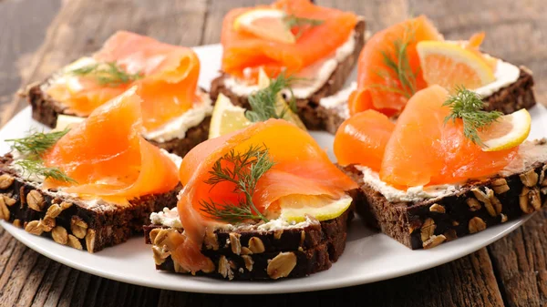 Canapé Pan Con Rodajas Salmón Eneldo Limón — Foto de Stock