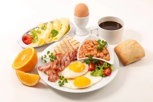 Porción Desayuno Inglés Con Taza Café Queso Naranja Sobre Fondo — Foto de Stock