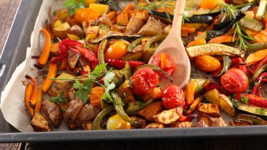 pişmiş sebze ve biberiye yükseltilmiş görünümü