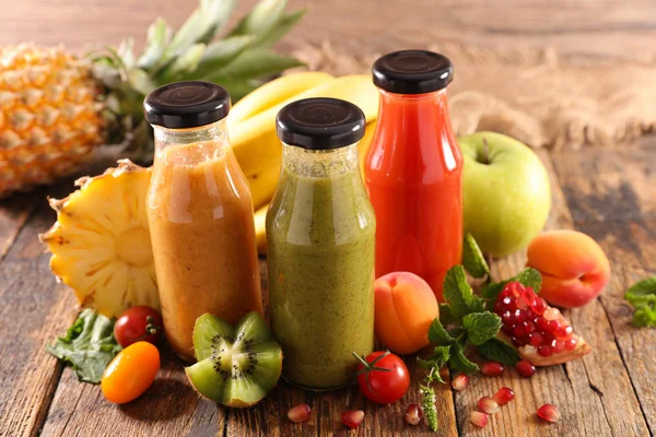 Organic Fruit Juice Wooden Background — Stock Photo, Image