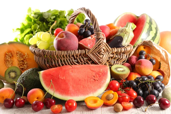 Surtido Frutas Frescas Cesta Sobre Fondo Madera — Foto de Stock