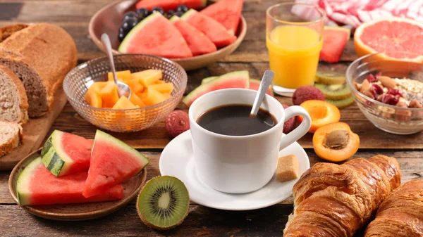 木製の背景に果物と健康的な朝食のクローズ アップ — ストック写真