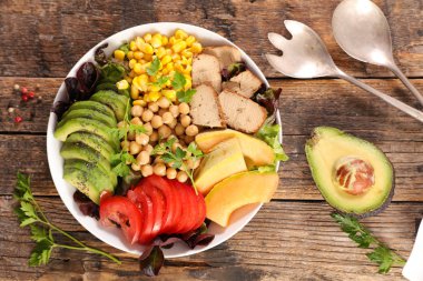 Vejetaryen karışık kase üstten görünüm ahşap arka plan üzerinde