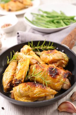 ızgara tavuk ve biberiye yükseltilmiş görünümünü