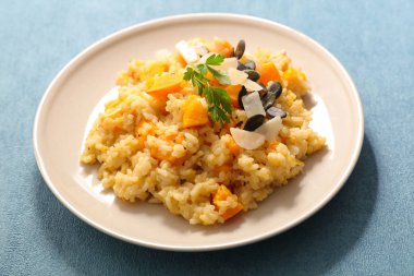 gurme risotto kabak ve parmesan ile yükseltilmiş görünümünü