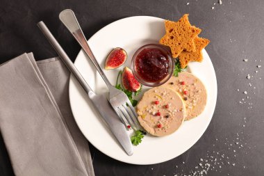 kaz ciğeri ve zencefilli kek üstten görünüm