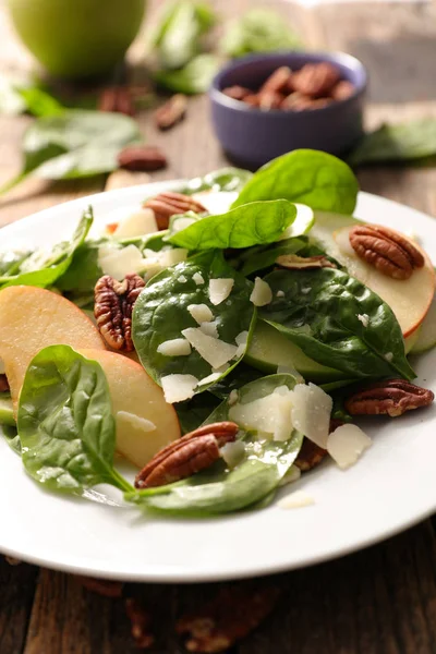 Close Spinach Pecan Apple Salad — Stock Photo, Image