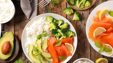 Pirinç, avokado, brokoli ve somon