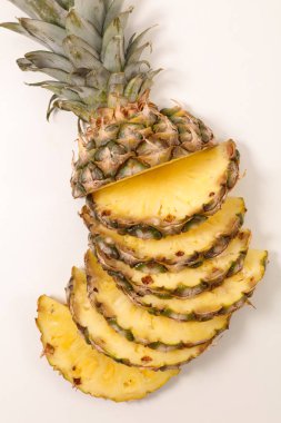 Taze ananas dilimleri, sağlıklı gıda