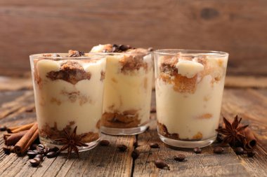 Tiramisu ahşap zemin üzerine tarçın ve kahve fasulye ile