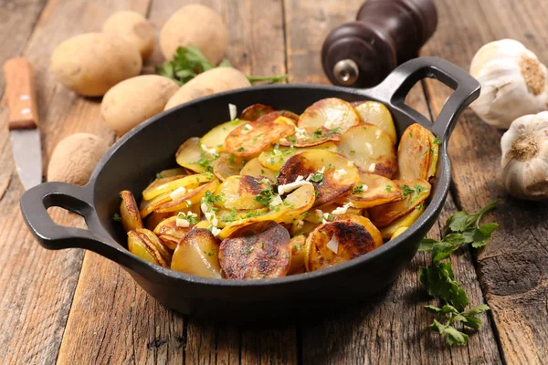 Patatas Asadas Con Hierbas Ajo Sartén —  Fotos de Stock