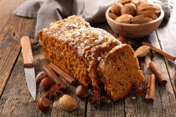 Gâteau Pain Épice Épices Sur Table Bois — Photo