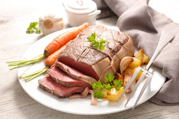 Carne Bovino Assada Com Legumes — Fotografia de Stock