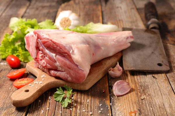 Nyers Lamb Chop Fából Készült Deszka Késsel — Stock Fotó