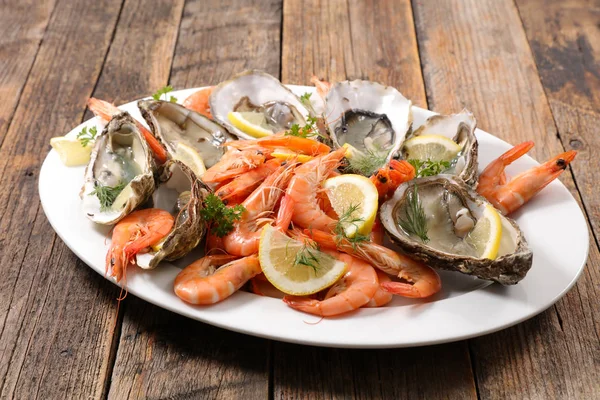 White Platter Shrimps Oysters Lemon Slices — Stock Photo, Image