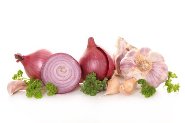 Soğan ve sarımsak ile beyaz zemin üzerine yeşil maydanoz