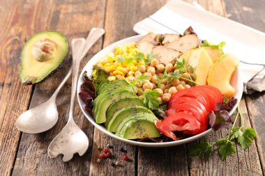 Vejetaryen kase yemek ahşap masaya servis