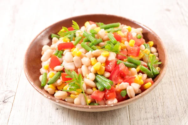 豆とトウモロコシの混合野菜のサラダ — ストック写真