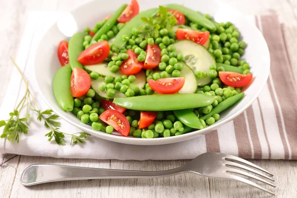 Ahşap Masa Üzerinde Yeşil Sebze Salatası Closeup — Stok fotoğraf