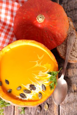 Kabak kase kabak çorbası üzerinde üstten görünüm 