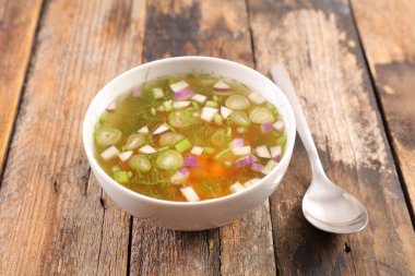 İştah açıcı kase sebze çorbası ahşap zemin üzerine kaşıkla