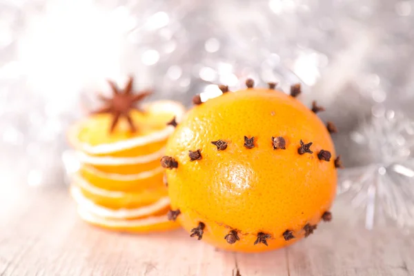 Интересная Идея Рождественского Украшения Апельсином — стоковое фото