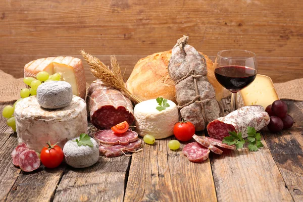 Deliciosa Composição Com Vinho Queijo Salame Fundo Madeira — Fotografia de Stock