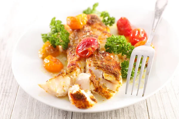 Gebratenes Fischfilet Und Tomaten — Stockfoto