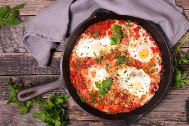 Ahşap arka plan üzerinde lezzetli domates, biber ve yumurta üstten görünüm