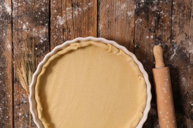 Pasta biçim ve merdane ahşap arka plan, çiğ hamur