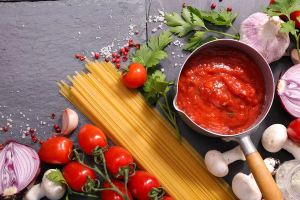 Vista Superior Espaguete Não Cozido Molho Tomate Legumes Fundo Cinza — Fotografia de Stock