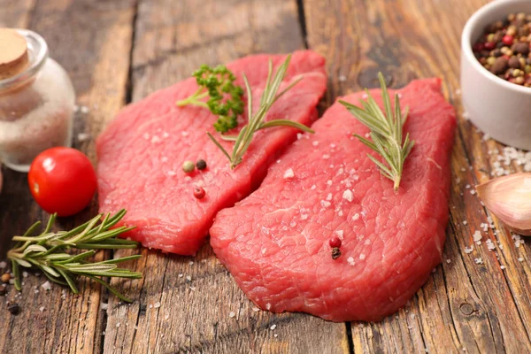 Raw Red Beef Steaks Herbs Spices — Stock Photo, Image