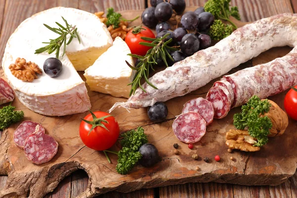 Camambert Cheese Sausage Salami Decorated Spices Vegetables — Stock Photo, Image