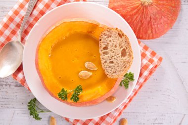 Kabak kremalı çorba ekmek ile servis üzerinde üstten görünüm