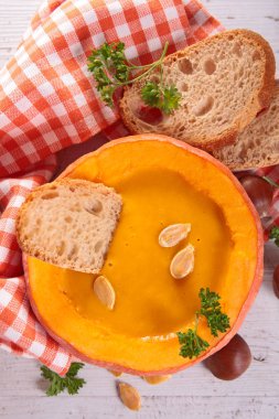 Kabak kremalı çorba kase kabak ekmek ile servis üzerinde üstten görünüm