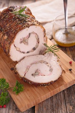 Closeup rosto et sosu ve biberiye ile rulo