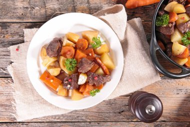 Mevsim sebzeleri ile sığır eti güveç üzerinde üstten görünüm