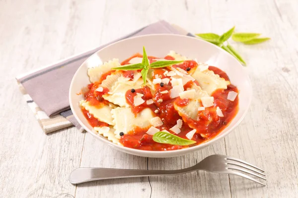 Ravioli Con Salsa Tomate Queso Albahaca Tazón Blanco —  Fotos de Stock